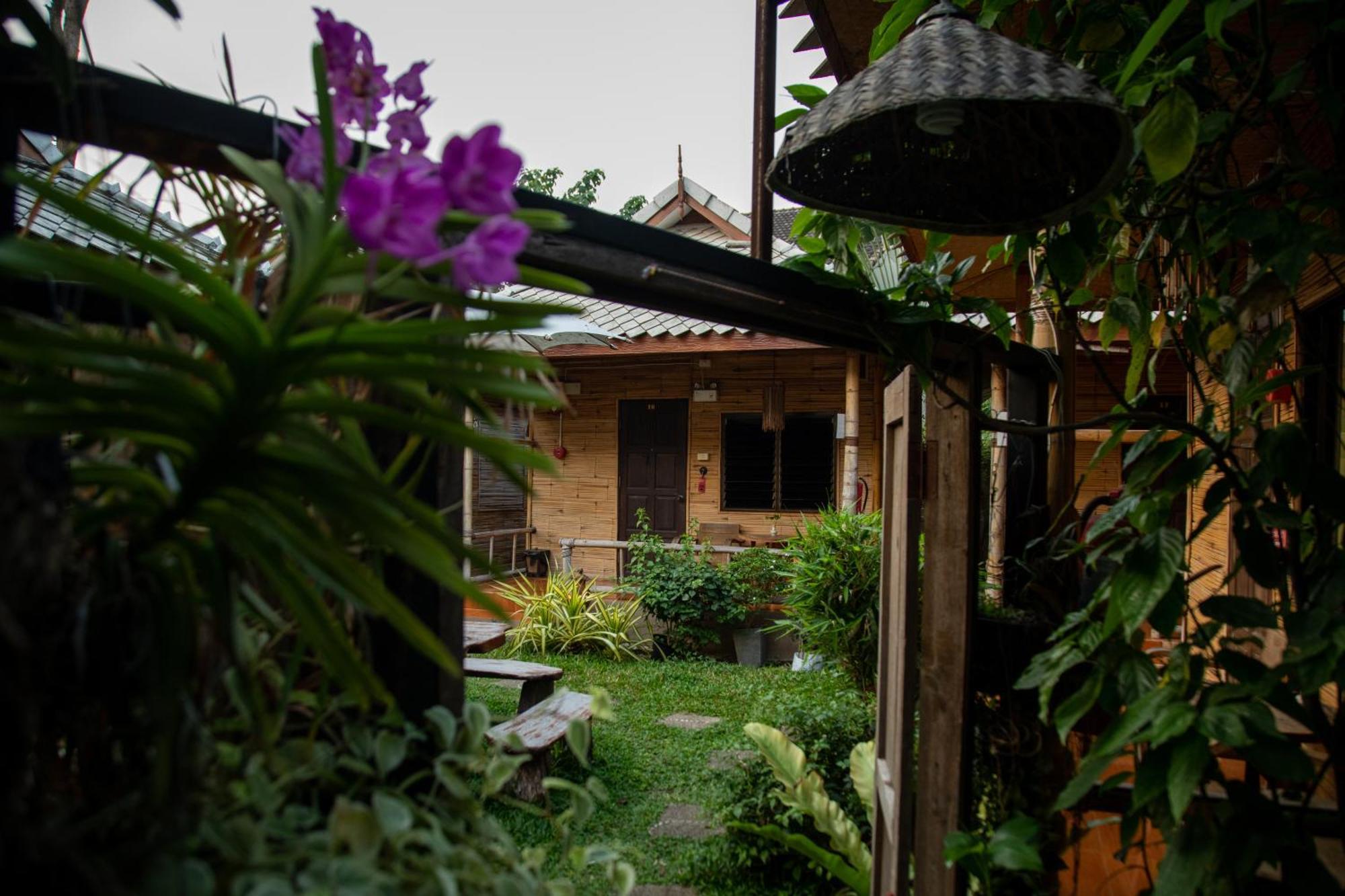 Boutique Hotel & Restaurant, Jaidee Bamboo Huts Чиангмай Экстерьер фото